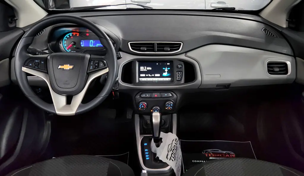 CHEVROLET Onix Hatch - Foto