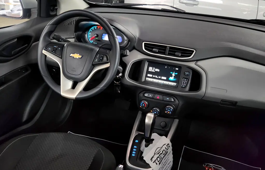 CHEVROLET Onix Hatch - Foto