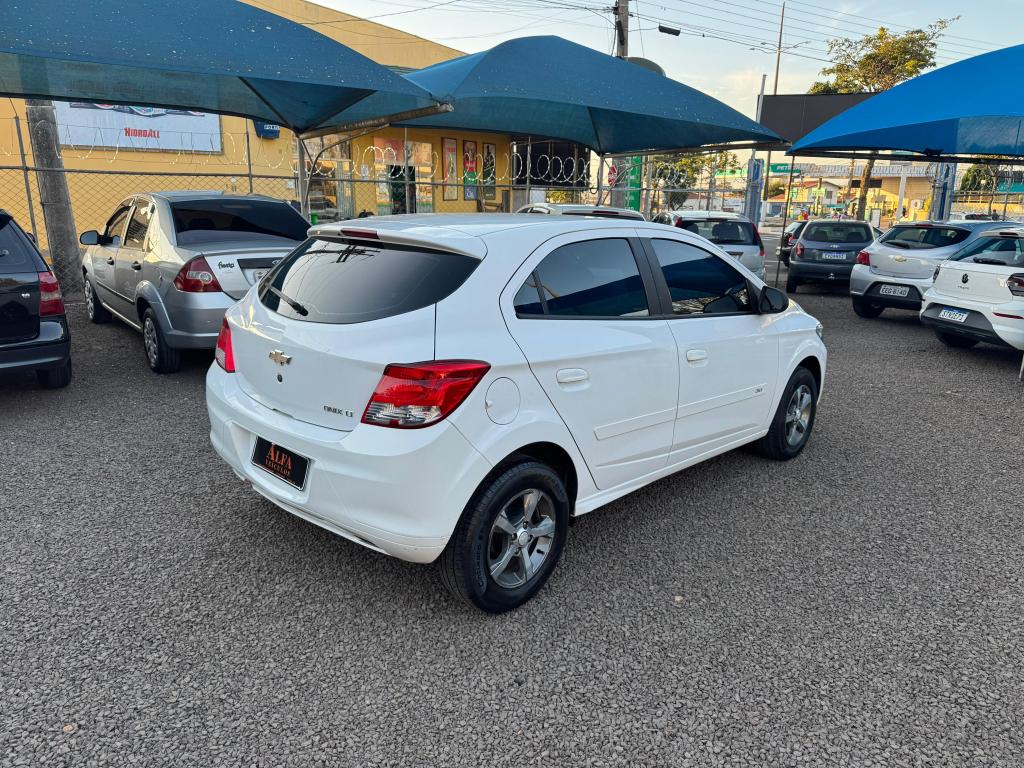 CHEVROLET Onix Hatch - Foto