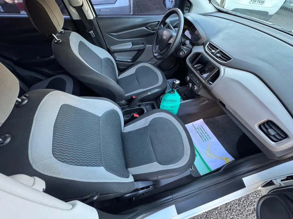 CHEVROLET Onix Hatch - Foto