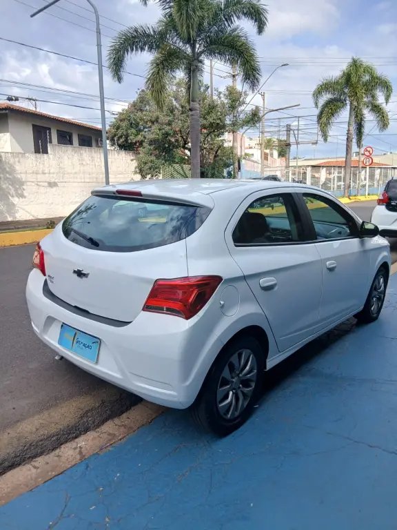 CHEVROLET Onix Hatch - Foto