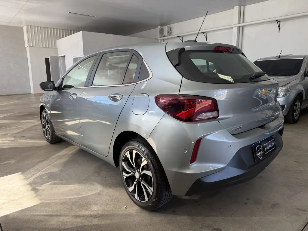 CHEVROLET Onix Hatch - Foto