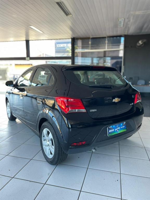 CHEVROLET Onix Hatch - Foto