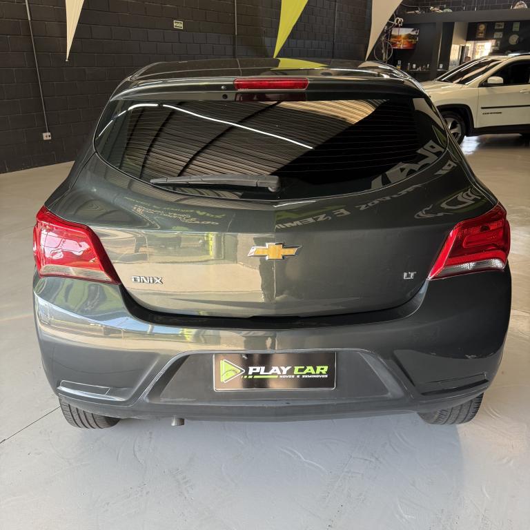 CHEVROLET Onix Hatch - Foto