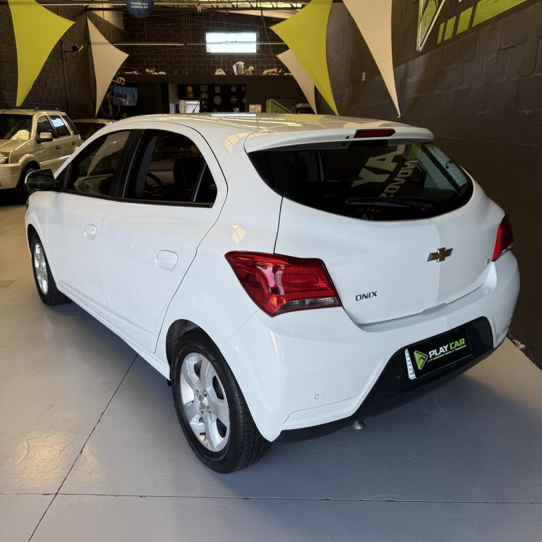 CHEVROLET Onix Hatch - Foto