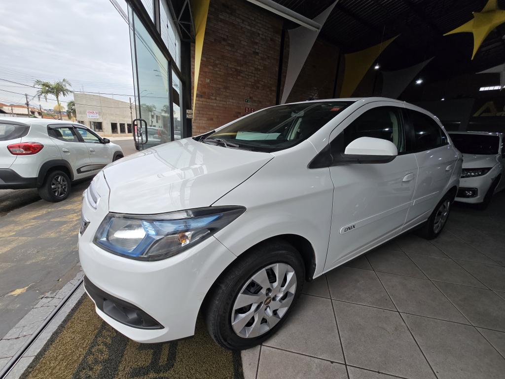 CHEVROLET Onix Hatch - Foto