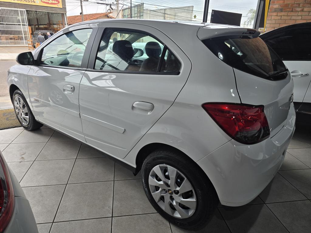 CHEVROLET Onix Hatch - Foto