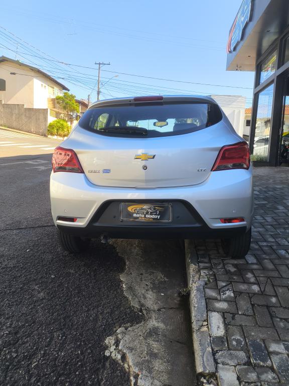 CHEVROLET Onix Hatch - Foto
