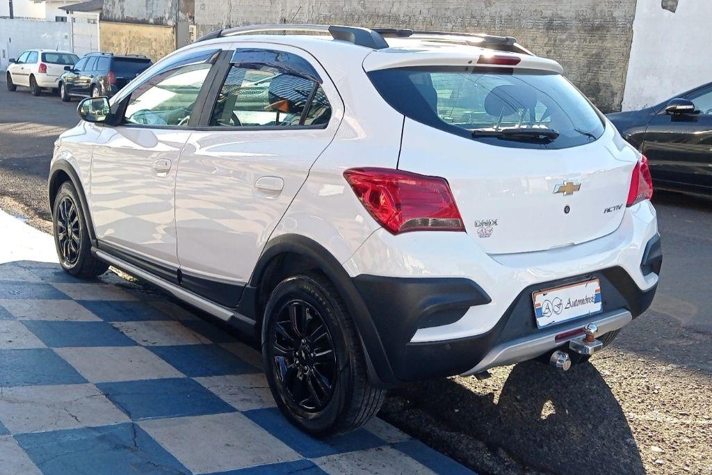 CHEVROLET Onix Hatch - Foto
