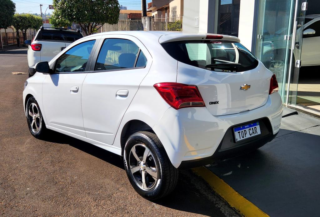 CHEVROLET Onix Hatch - Foto