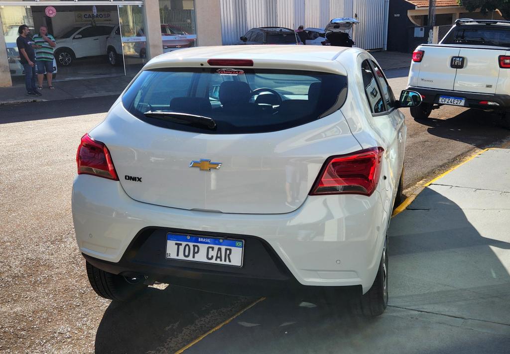 CHEVROLET Onix Hatch - Foto