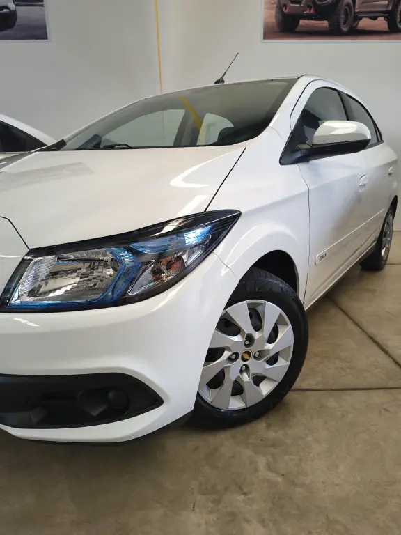 CHEVROLET Onix Hatch - Foto