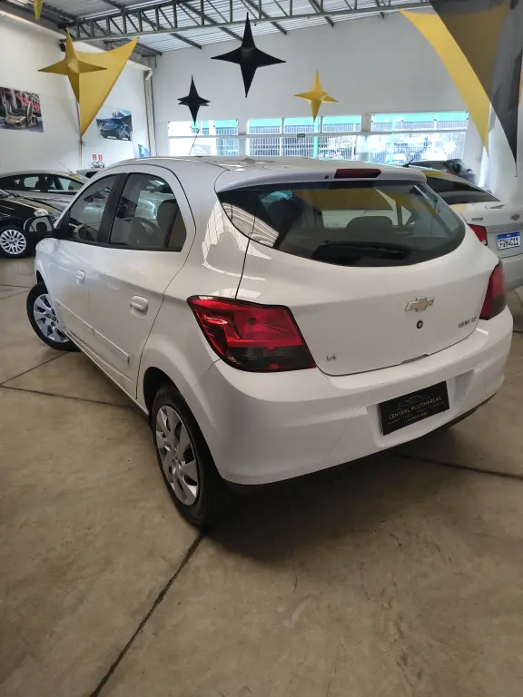 CHEVROLET Onix Hatch - Foto