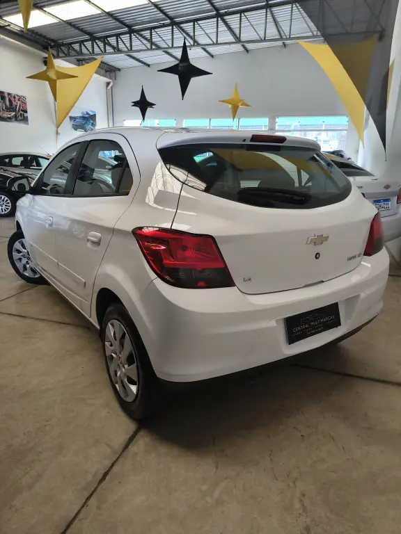 CHEVROLET Onix Hatch - Foto