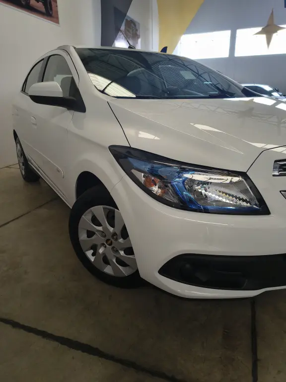 CHEVROLET Onix Hatch - Foto