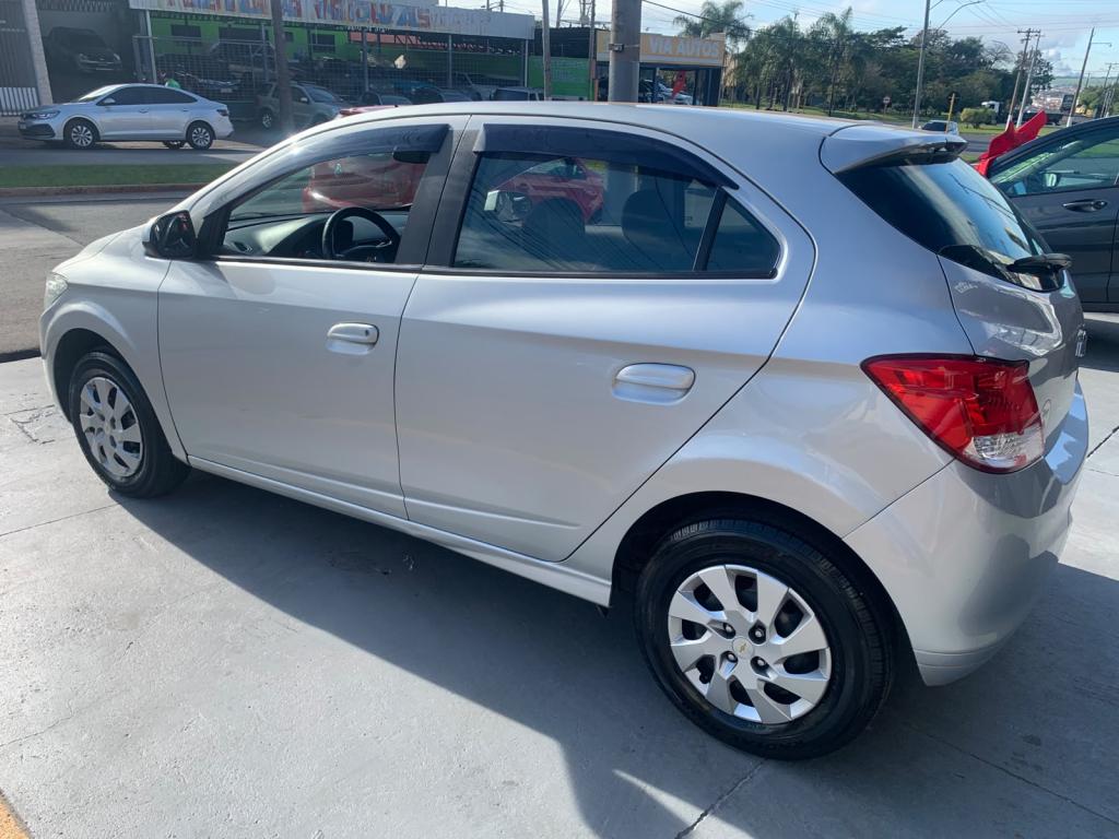 CHEVROLET Onix Hatch - Foto