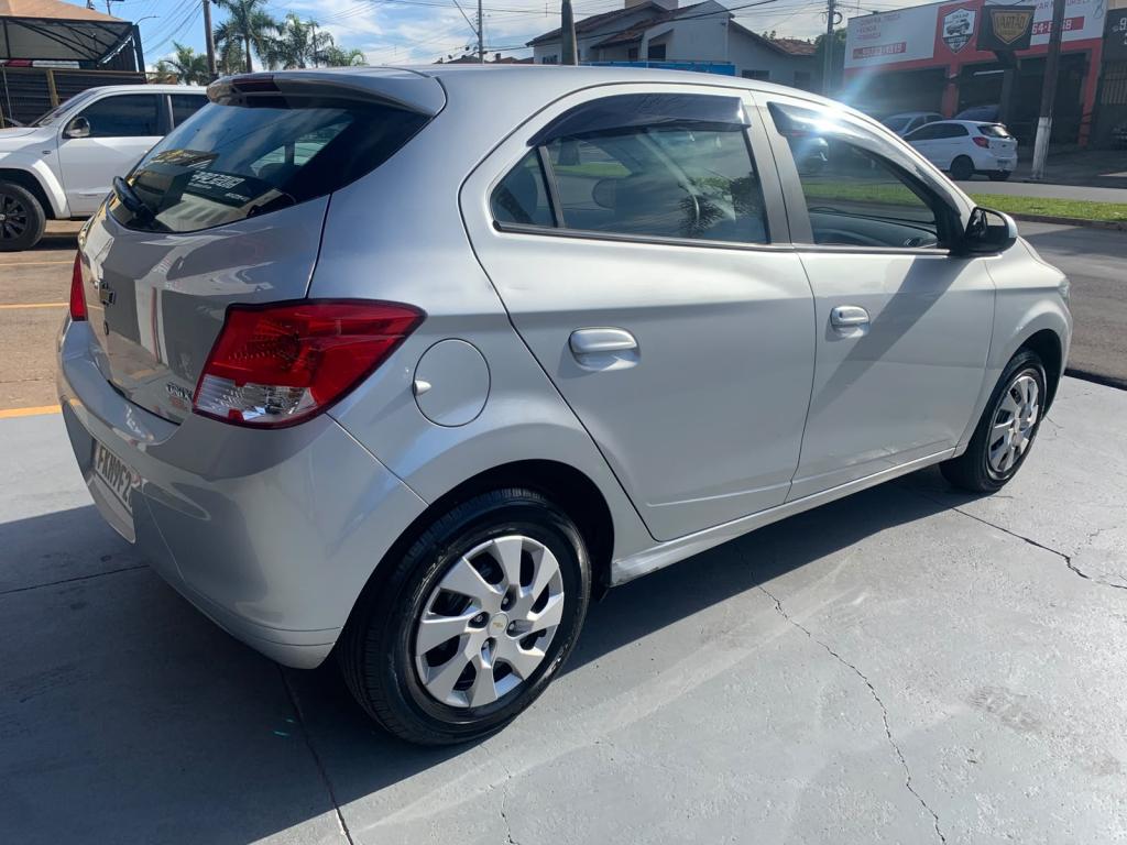 CHEVROLET Onix Hatch - Foto
