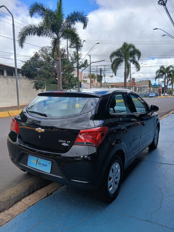 CHEVROLET Onix Hatch - Foto