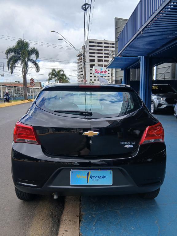 CHEVROLET Onix Hatch - Foto