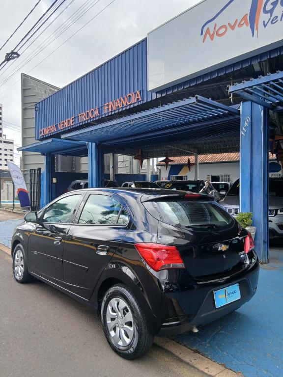 CHEVROLET Onix Hatch - Foto