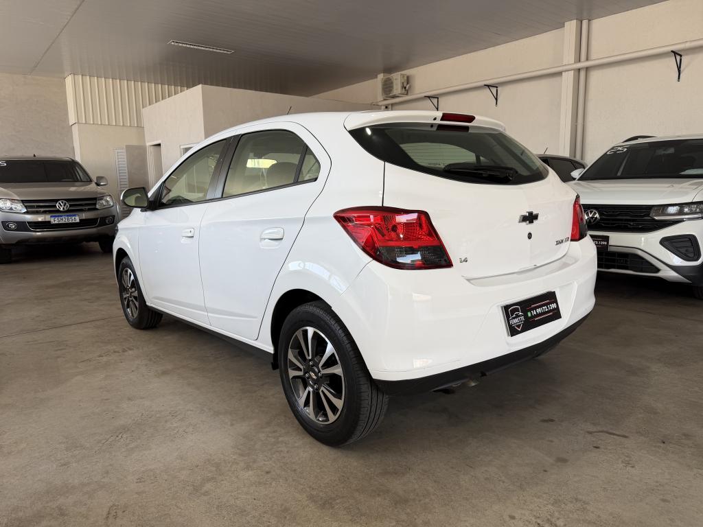 CHEVROLET Onix Hatch - Foto