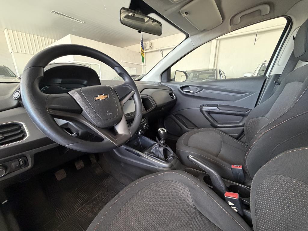 CHEVROLET Onix Hatch - Foto
