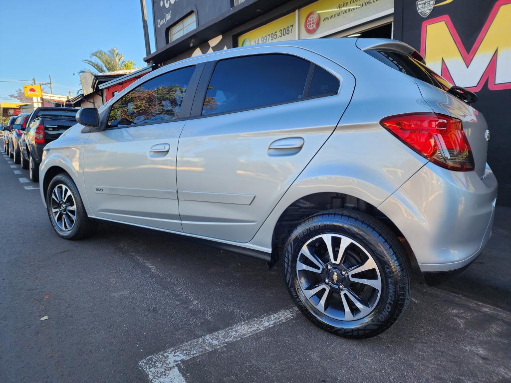 CHEVROLET Onix Hatch - Foto