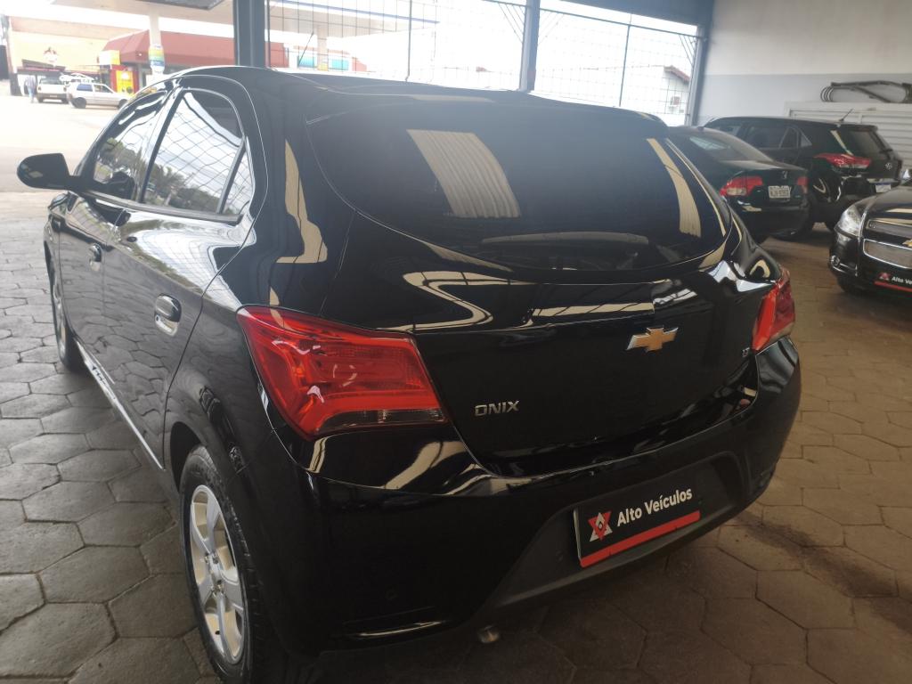 CHEVROLET Onix Hatch - Foto
