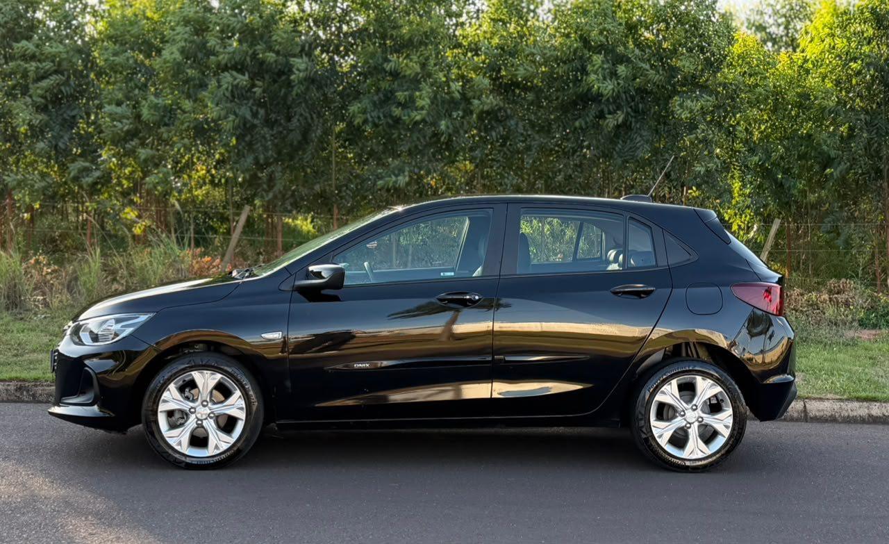 CHEVROLET Onix Hatch - Foto