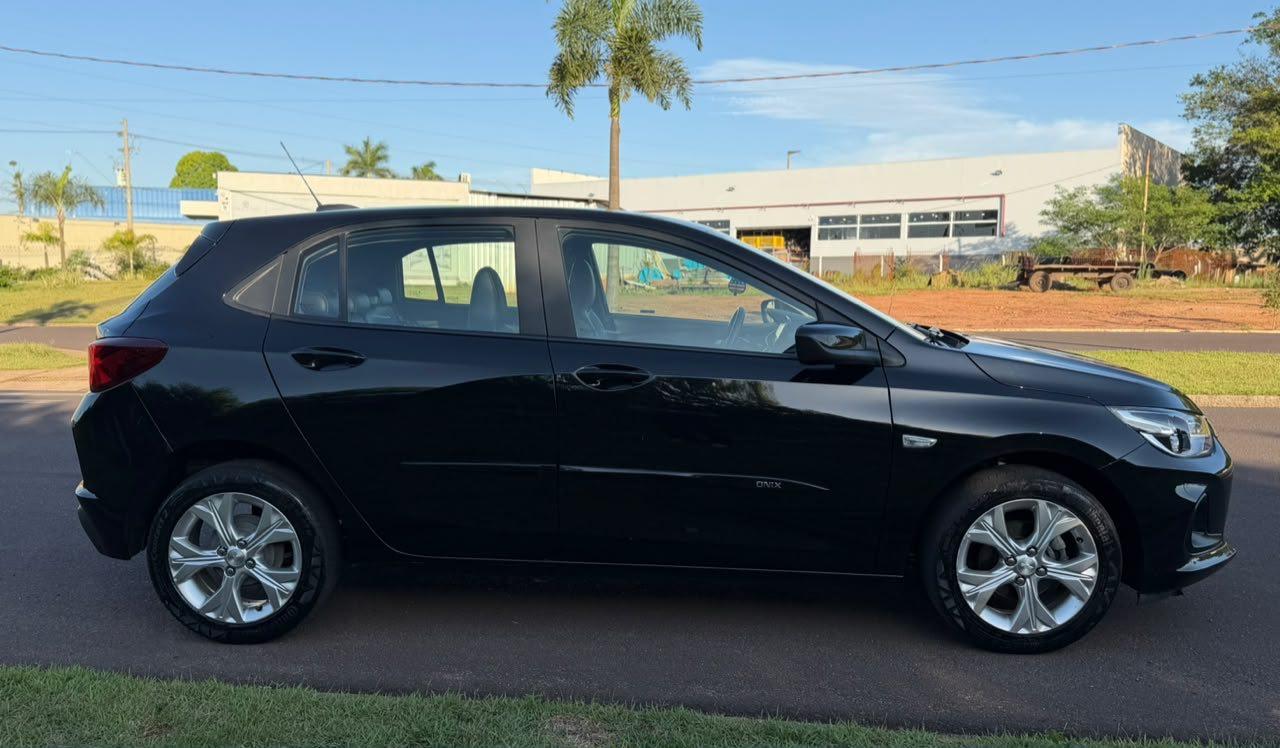 CHEVROLET Onix Hatch - Foto