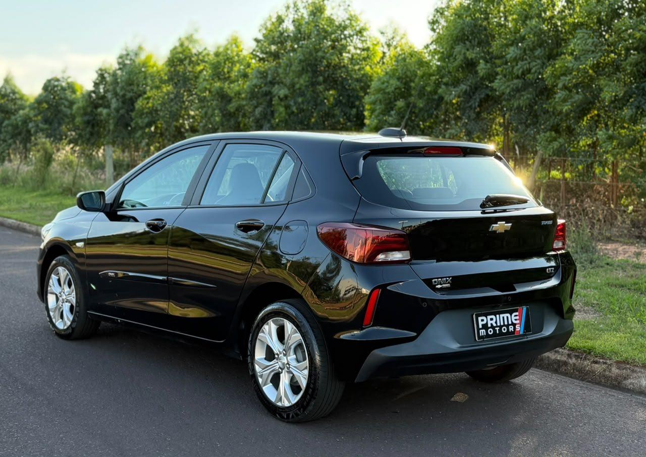 CHEVROLET Onix Hatch - Foto
