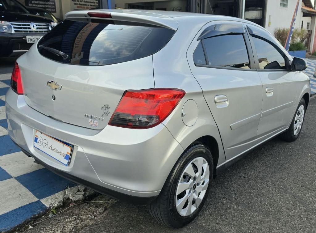 CHEVROLET Onix Hatch - Foto