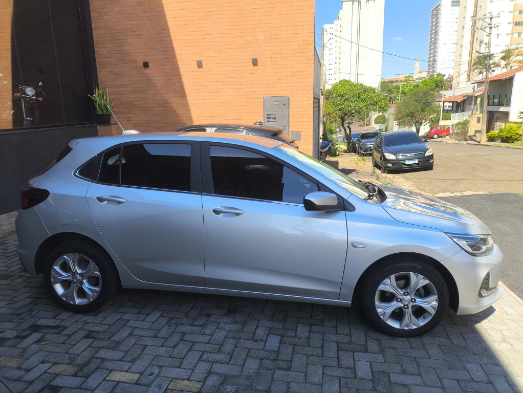 CHEVROLET Onix Hatch - Foto