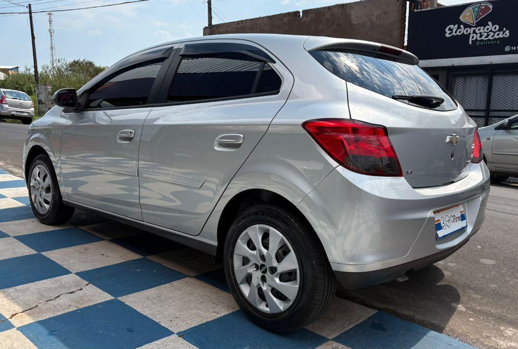 CHEVROLET Onix Hatch - Foto