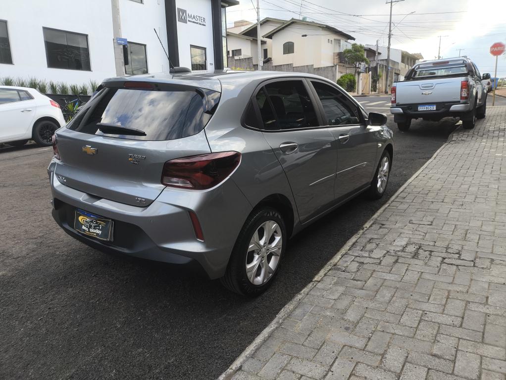 CHEVROLET Onix Hatch - Foto
