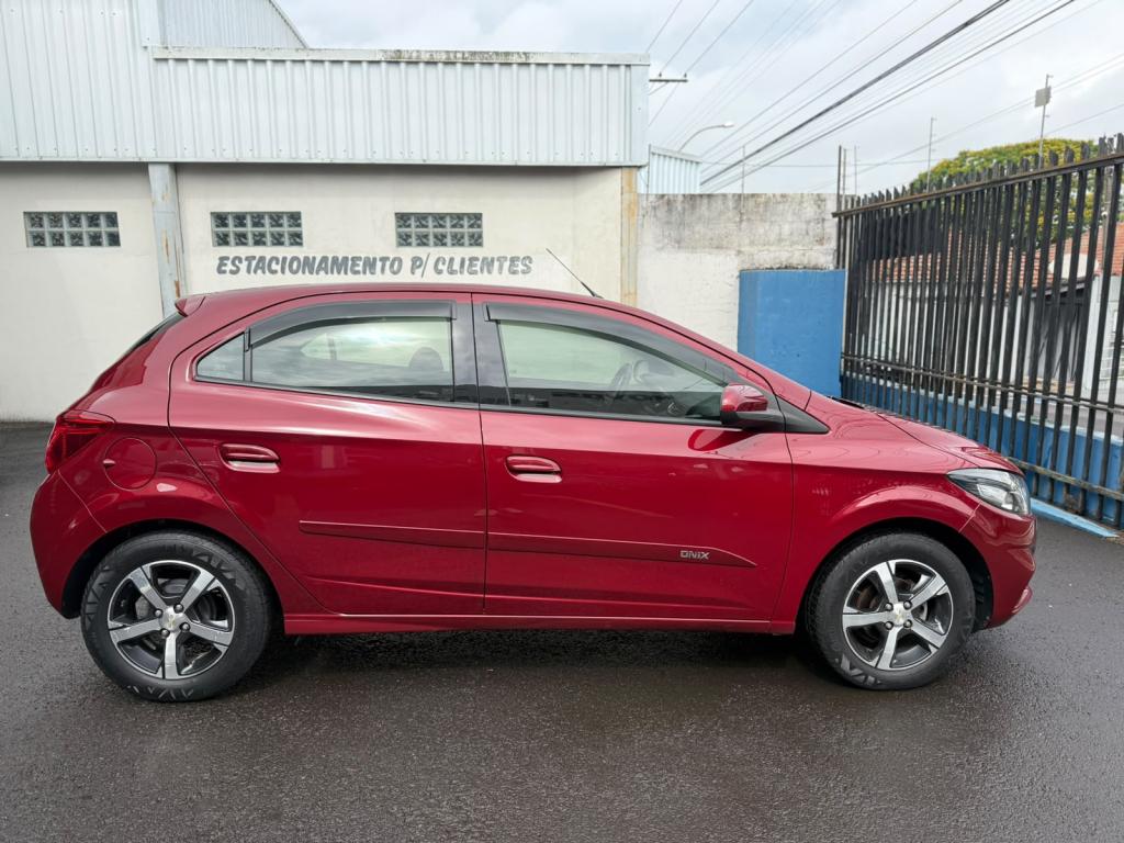 CHEVROLET Onix Hatch - Foto