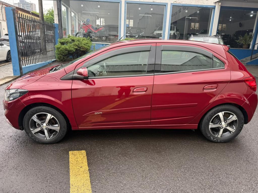 CHEVROLET Onix Hatch - Foto