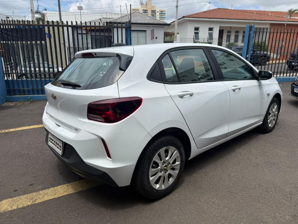 CHEVROLET Onix Hatch - Foto