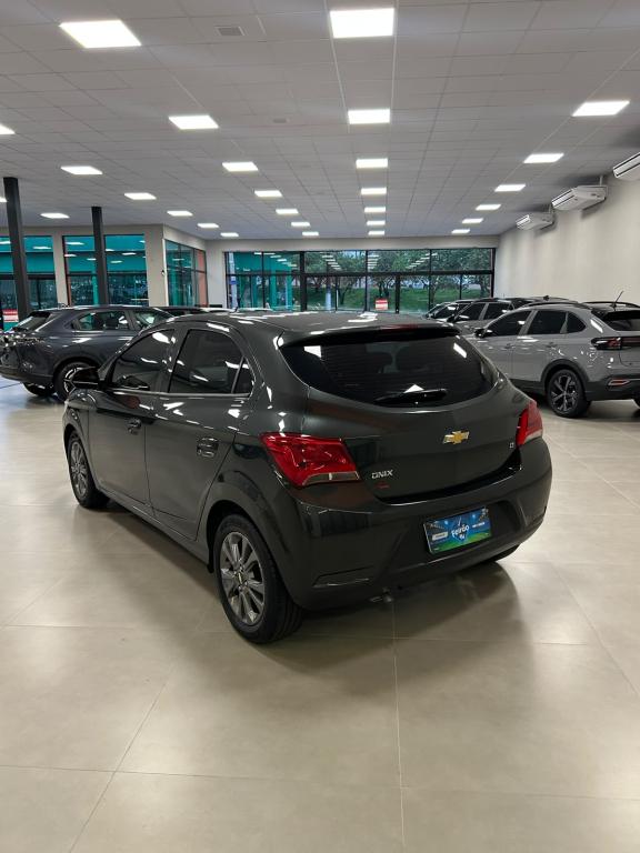 CHEVROLET Onix Hatch - Foto