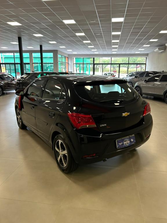 CHEVROLET Onix Hatch - Foto