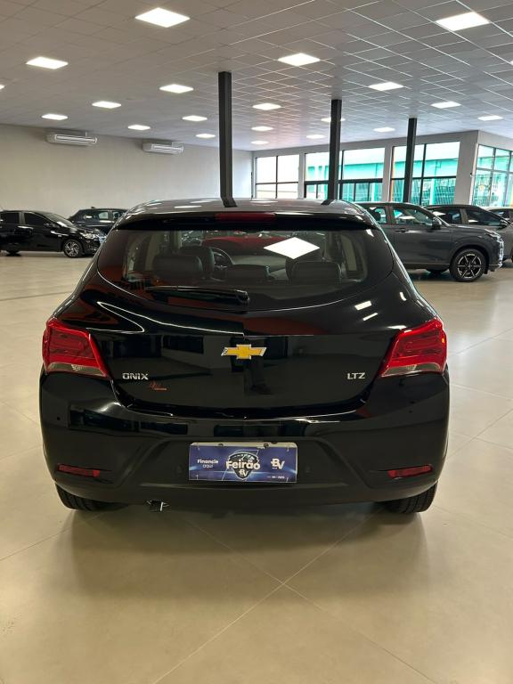CHEVROLET Onix Hatch - Foto