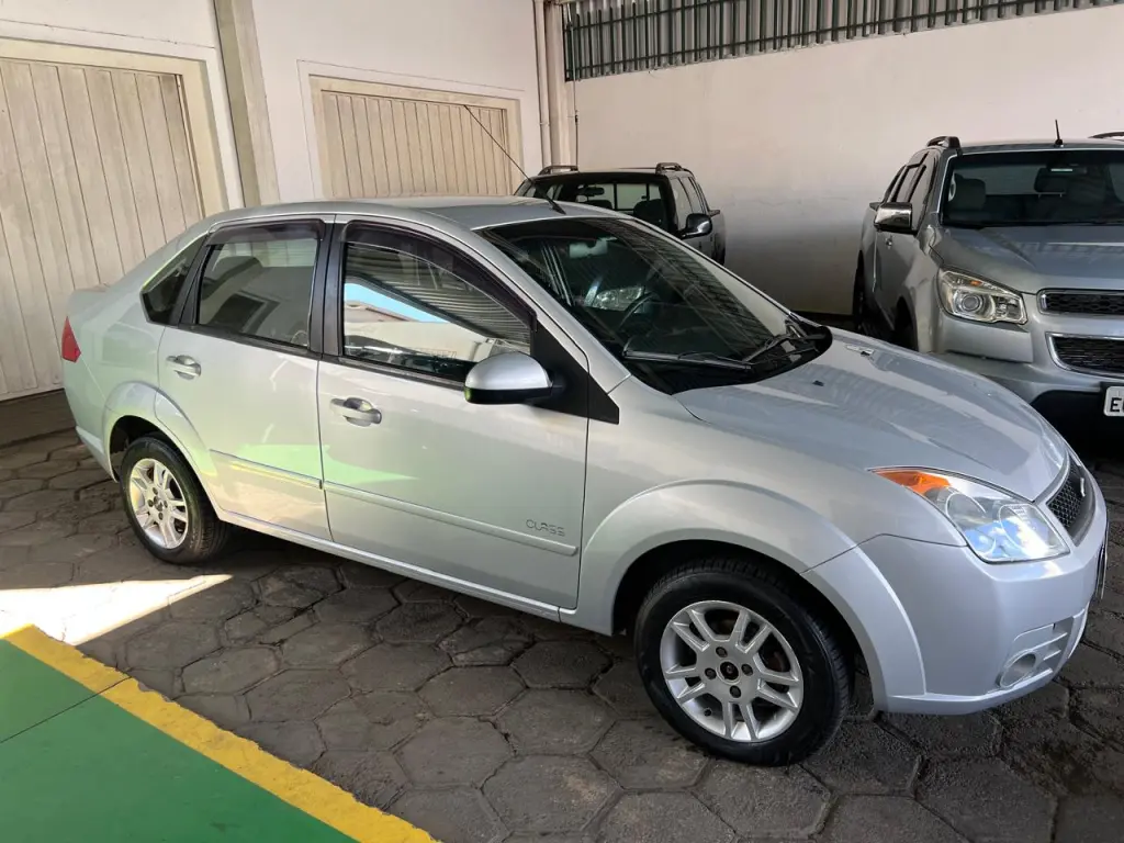 FORD Fiesta Sedan - Foto