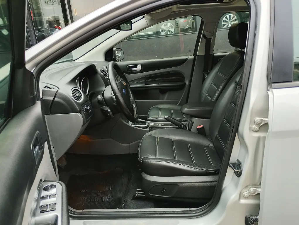 FORD Focus Hatch - Foto