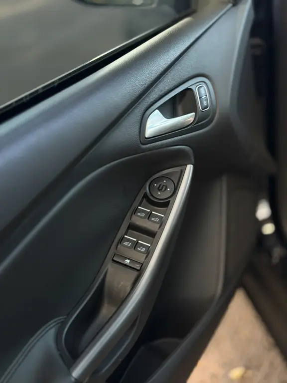 FORD Focus Hatch - Foto