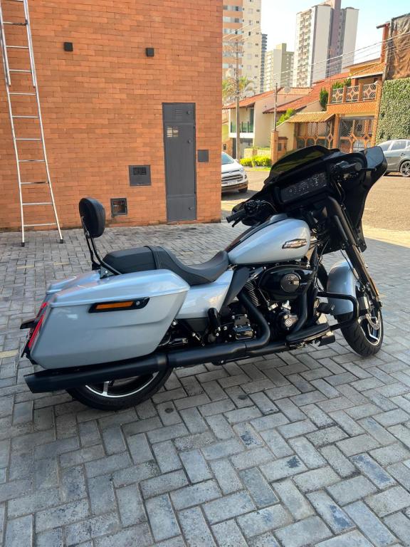 HARLEY DAVIDSON Street Glide FLHX - Foto