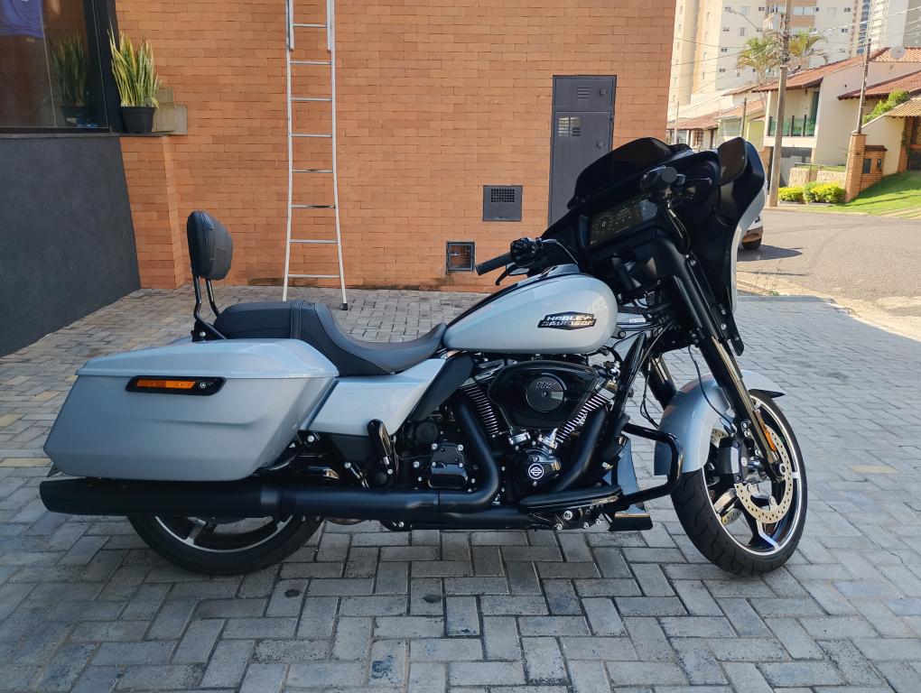 HARLEY DAVIDSON Street Glide FLHX - Foto