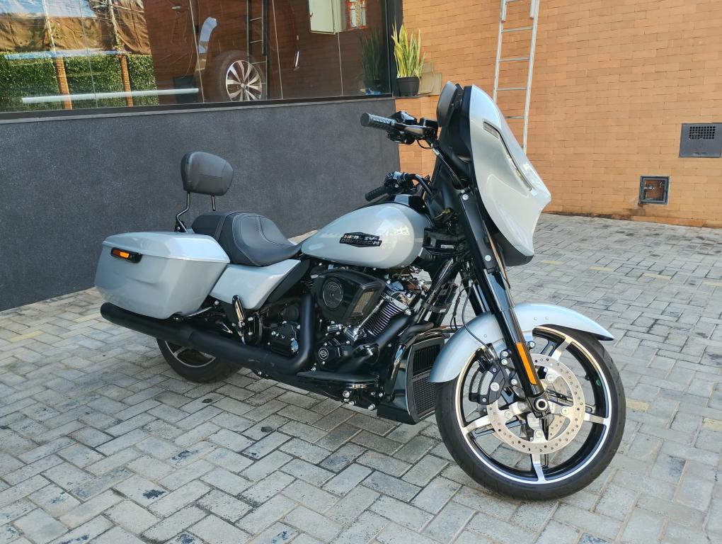 HARLEY DAVIDSON Street Glide FLHX - Foto