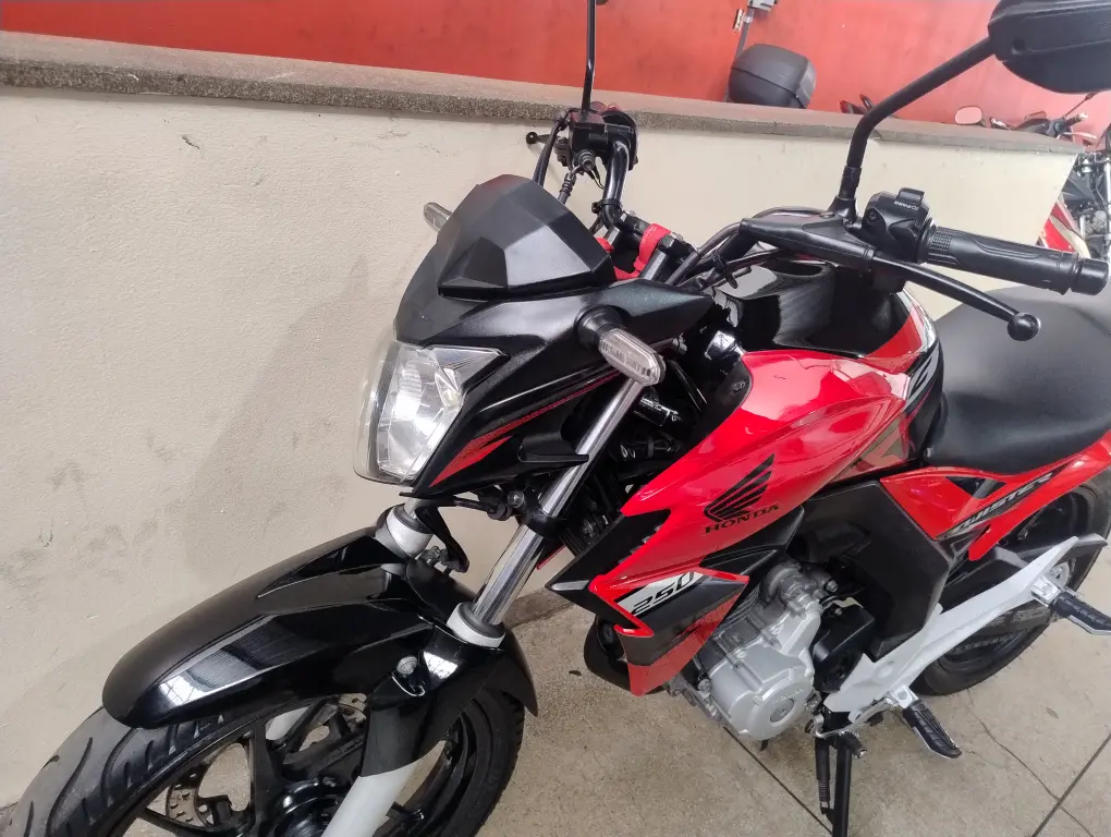 HONDA CB 250 F Twister - Foto