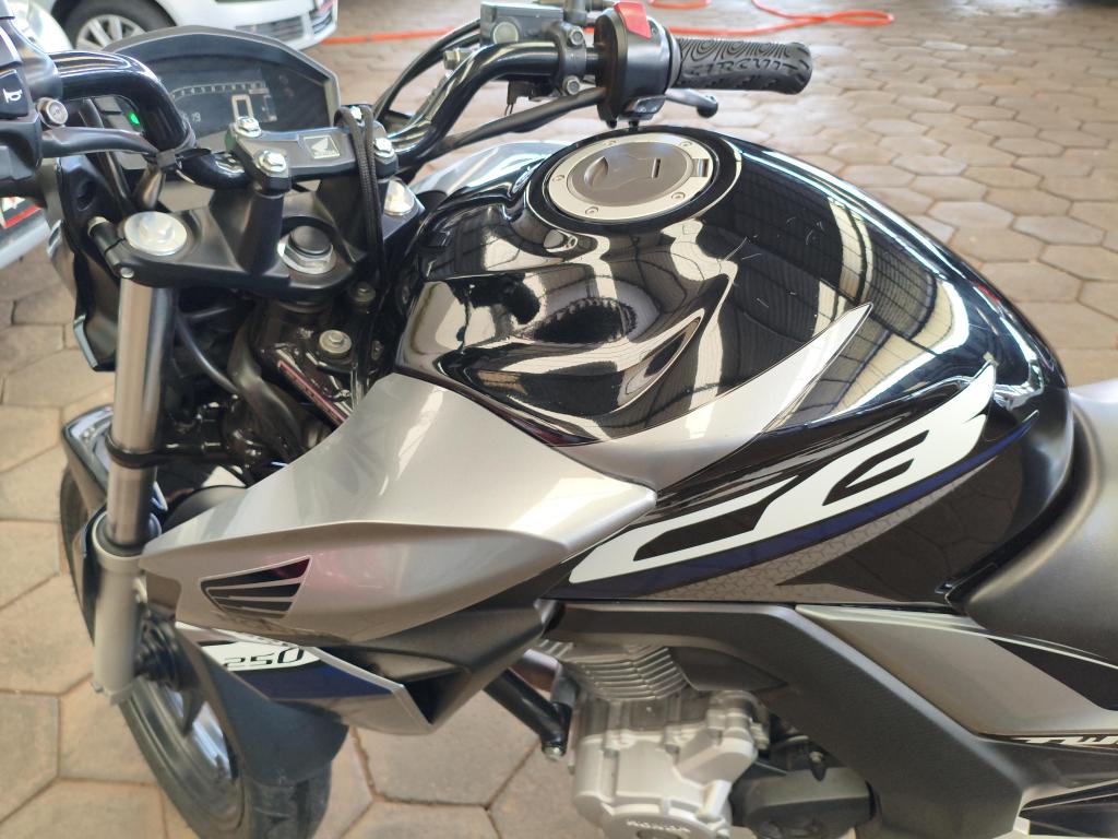 HONDA CB 250 F Twister - Foto