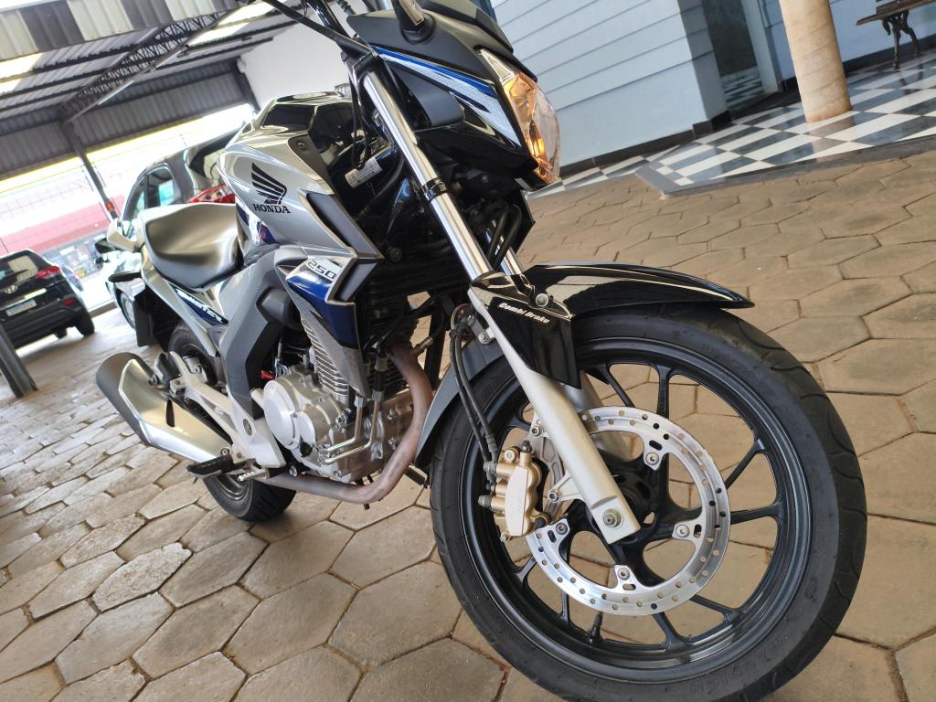 HONDA CB 250 F Twister - Foto